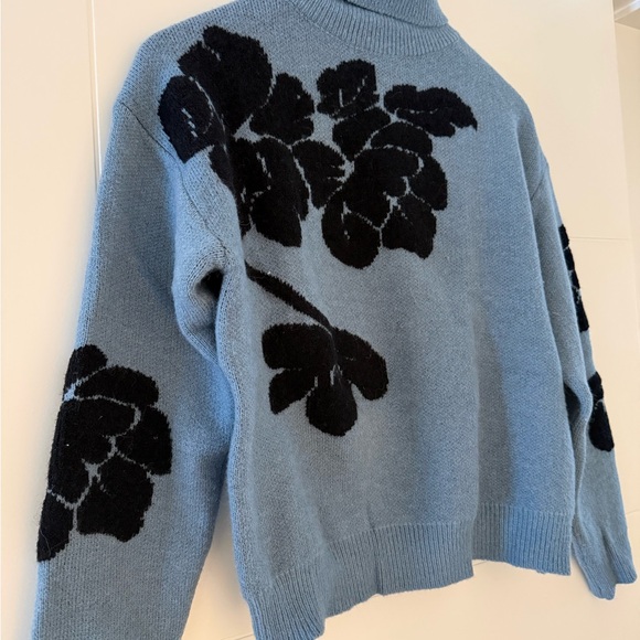 SHEIN Black & Blue Contrast Floral Turtleneck, size small. - Picture 3 of 7